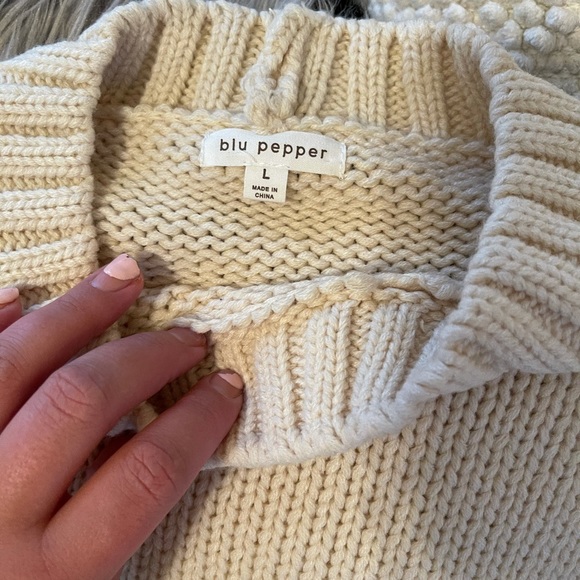 Puffy sleeves sweater 🤍 - Picture 11 of 12